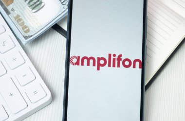 New York, ABD - 30 Haziran 2024: Telefon ekranında amplifon logosu, Şirket Simgesi.