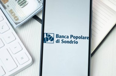 New York, ABD - 30 Haziran 2024: Banca Popolare di Sondrio Logosu Telefon Ekranı, Şirket Simgesi.