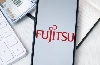 New York, ABD - 30 Haziran 2024: Fujitsu Logosu Telefon Ekranı, Şirket Simgesi.