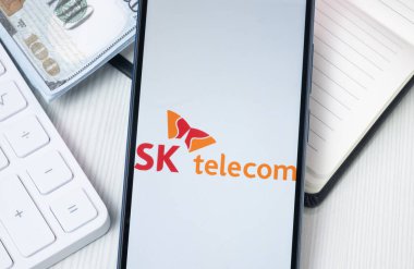 New York, ABD - 30 Haziran 2024: SK Telekom Logosu Telefon Ekranı, Şirket Simgesi.