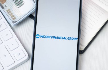 New York, ABD - 30 Haziran 2024: Woori Finansal Grup Logosu Telefon Ekranı, Şirket Simgesi.