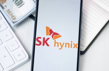 New York, ABD - 30 Haziran 2024: Telefon Ekranında SK Hynix Logosu, Şirket Simgesi.