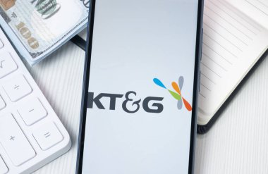New York, ABD - 30 Haziran 2024: Kore Tütün Logosu Telefon Ekranı, KT G Şirketi Simgesi.