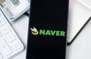 New York, ABD - 30 Haziran 2024: Telefon Ekranında Naver Logosu, Şirket Simgesi.