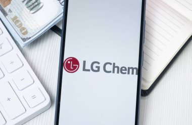 New York, ABD - 30 Haziran 2024: Telefon Ekranında LG Kimya Logosu, Şirket Simgesi.