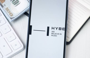 New York, ABD - 30 Haziran 2024: Telefon Ekranında HYBE Logosu, Şirket Simgesi.