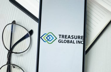 New York, ABD - 30 Haziran 2024: Treasure Global Logo Telefon Ekranı, Şirket Simgesi.