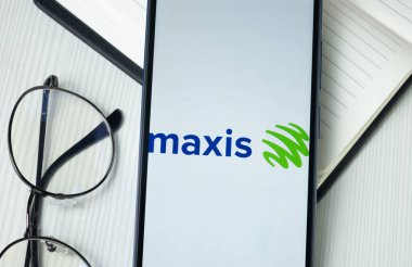 New York, ABD - 30 Haziran 2024: Maxis Berhad Logosu Telefon Ekranı, Şirket Simgesi.