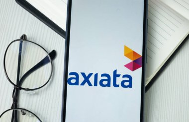 New York, ABD - 30 Haziran 2024: Axiata Group Logosu Telefon Ekranı, Şirket Simgesi.