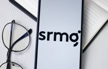 New York, ABD - 30 Haziran 2024: Suudi Araştırma ve Medya Logosu Telefon Ekranı, Srmg Company Icon.
