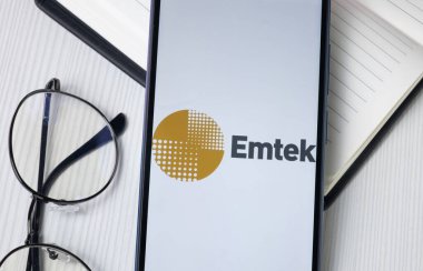 New York, ABD - 30 Haziran 2024: Emtek Logosu Telefon Ekranı, Elang Mahkota Teknologi Şirketi Simgesi.