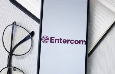 New York, ABD - 30 Haziran 2024: Entercom Logosu Telefon Ekranında, Şirket Simgesi.