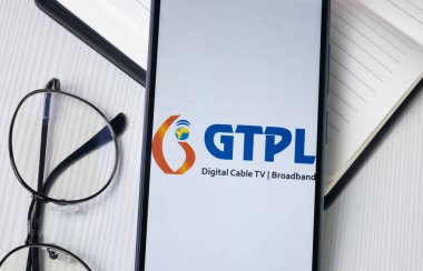 New York, ABD - 30 Haziran 2024: GTPL Hathway Logosu Telefon Ekranı, Şirket Simgesi.