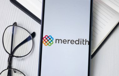 New York, ABD - 30 Haziran 2024: Meredith Corp Logosu Telefon Ekranı, Şirket Simgesi.