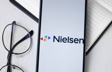 New York, ABD - 30 Haziran 2024: Nielsen Logosu Telefon Ekranı, Şirket Simgesi.