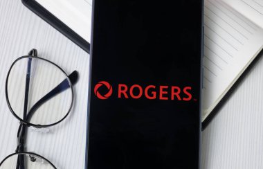 New York, ABD - 30 Haziran 2024: Rogers İletişim Logosu Telefon Ekranında, Şirket Simgesi.