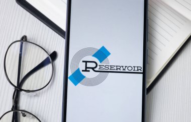 New York, ABD - 30 Haziran 2024: Reservoir Media Logo Telefon Ekranı, Şirket Simgesi.
