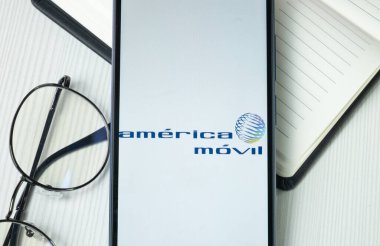 New York, ABD - 30 Haziran 2024: Amerika Movil Logosu Telefon Ekranında, Şirket Simgesi.