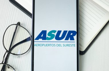 New York, ABD - 30 Haziran 2024: Telefon Ekranında Asur Logosu, Grupo Aeroportuario del Sureste Şirketi Simgesi.