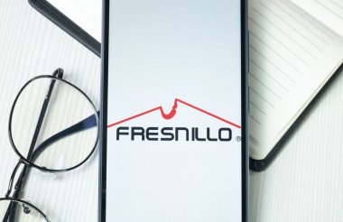 New York, ABD - 30 Haziran 2024: Fresnillo Logosu Telefon Ekranı, Şirket Simgesi.