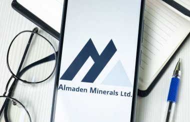 New York, ABD - 30 Haziran 2024: Almaden Mineralleri Logosu Telefon Ekranı, Şirket Simgesi.