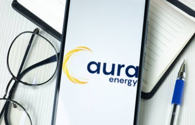 New York, ABD - 30 Haziran 2024: Aura Enerji Logosu Telefon Ekranı, Şirket Simgesi.