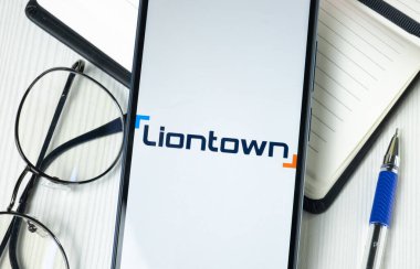New York, ABD - 30 Haziran 2024: Liontown Resources Logo Telefon Ekranı, Şirket Simgesi.