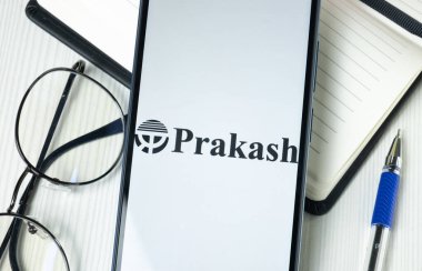 New York, ABD - 30 Haziran 2024: Prakash Endüstri Logosu Telefon Ekranı, Şirket Simgesi.