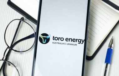 New York, ABD - 30 Haziran 2024: Toro Enerji Logosu Telefon Ekranı, Şirket Simgesi.