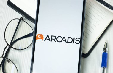 New York, ABD - 30 Haziran 2024: Arcadis Logosu Telefon Ekranı, Şirket Simgesi.