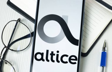 New York, ABD - 30 Haziran 2024: Telefon Ekranında Altice Logosu, Şirket Simgesi.