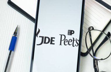New York, ABD - 30 Haziran 2024: JDE Peets Logosu Telefon Ekranı, Şirket Simgesi.