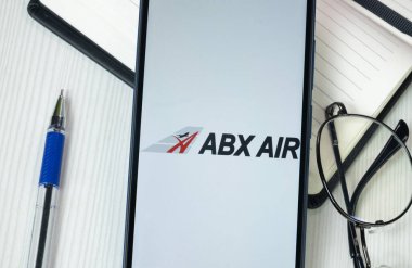 New York, ABD - 30 Haziran 2024: ABX Hava Logosu Telefon Ekranında, Şirket Simgesi.