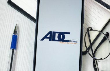 New York, ABD - 30 Haziran 2024: ADC Havayolları Logosu Telefon Ekranı, Şirket Simgesi.