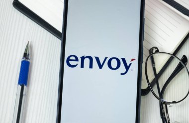 New York, ABD - 30 Haziran 2024: Telefon Ekranında Elçi Hava Logosu, Şirket Simgesi.