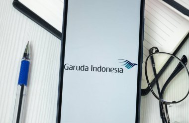 New York, ABD - 30 Haziran 2024: Garuda Endonezya Logosu Telefon Ekranı, Şirket Simgesi.