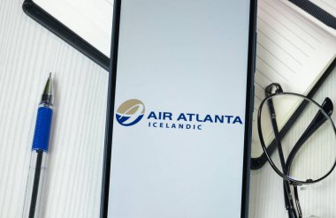 New York, ABD - 30 Haziran 2024: Atlanta Havayolları İzlanda Logosu Telefon Ekranı, Şirket Simgesi.