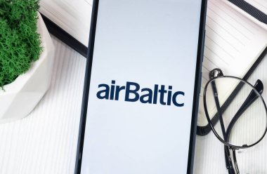 New York, ABD - 30 Haziran 2024: AirBaltic Logo Telefon Ekranı, Şirket Simgesi.