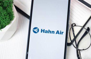 New York, ABD - 30 Haziran 2024: Hahn Air Logosu Telefon Ekranında, Şirket Simgesi.
