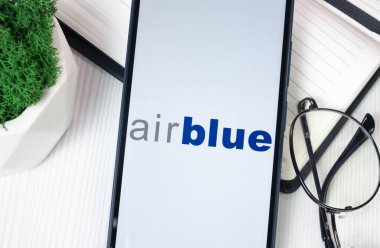 New York, ABD - 30 Haziran 2024: Airblue Logosu Telefon Ekranında, Şirket Simgesi.