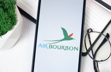 New York, ABD - 30 Haziran 2024: Air Bourbon Logosu Telefon Ekranında, Şirket Simgesi.