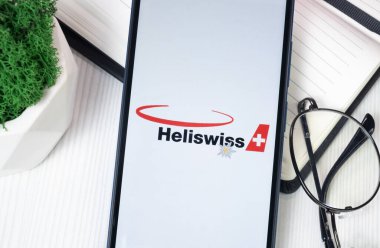 New York, ABD - 30 Haziran 2024: Telefon Ekranında Heliswiss Logosu, Şirket Simgesi.