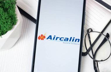 New York, ABD - 30 Haziran 2024: Telefon Ekranında Aircalin Logosu, Şirket Simgesi.