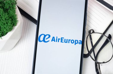 New York, ABD - 30 Haziran 2024: Air Europa Logosu Telefon Ekranında, Şirket Simgesi.