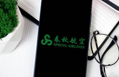 New York, ABD - 30 Haziran 2024: Spring Airlines Logosu Telefon Ekranında, Şirket Simgesi.