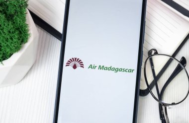 New York, ABD - 30 Haziran 2024: Hava Madagaskar Logosu Telefon Ekranında, Şirket Simgesi.