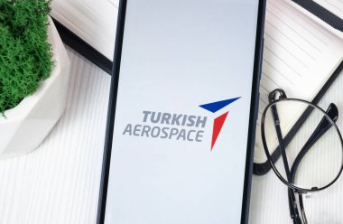 New York, ABD - 30 Haziran 2024: Türk Havacılık Sanayii Logosu Telefon Ekranı, Şirket Simgesi.