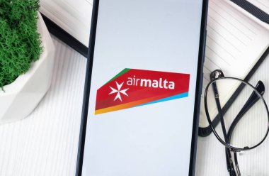 New York, ABD - 30 Haziran 2024: Air Malta Logosu Telefon Ekranında, Şirket Simgesi.