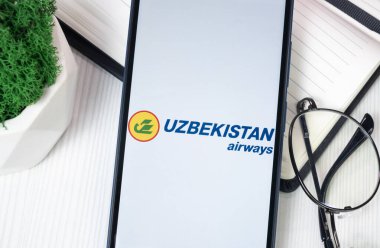 New York, ABD - 30 Haziran 2024: Özbekistan Havayolları Logosu Telefon Ekranı, Şirket Simgesi.