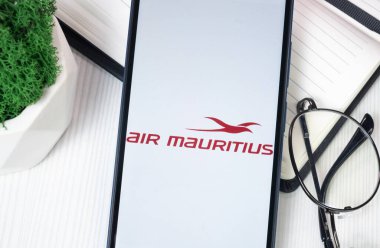 New York, ABD - 30 Haziran 2024: Air Mauritius Logosu Telefon Ekranında, Şirket Simgesi.